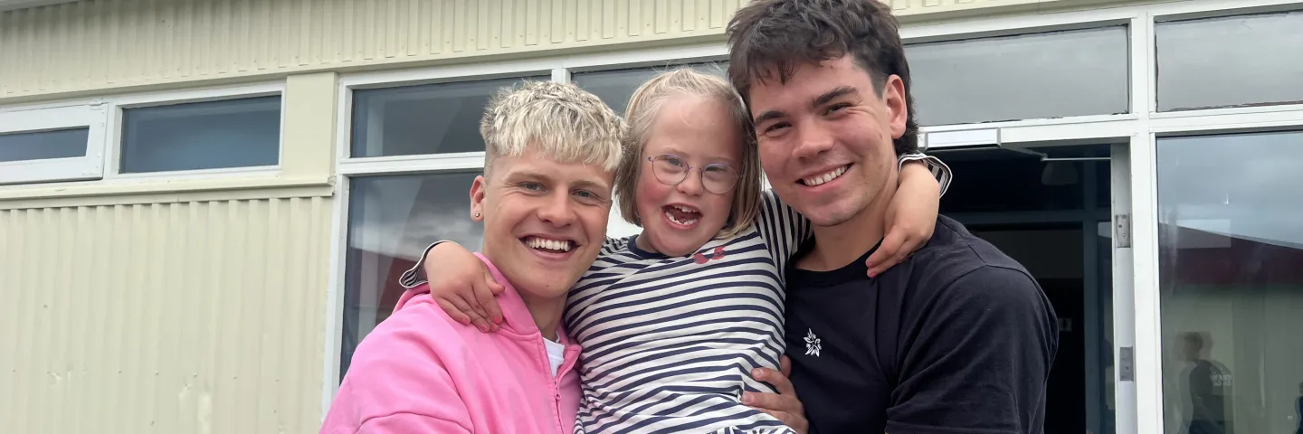 stelpa í kóngastól hjá tveimur fóstrum