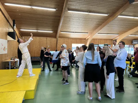 Páll Óskar upp á sviði og fólk að dansa