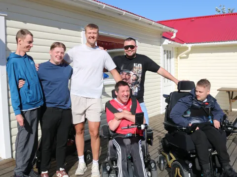 Hópmynd af vinum sem vörðu stundum saman sem börn í Reykjadal