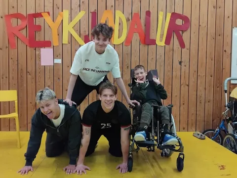 Mannlegur píramídi upp á sviði í salnum