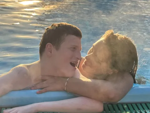 Tvö hlæjandi ofaní Reykjadals sundlauginni