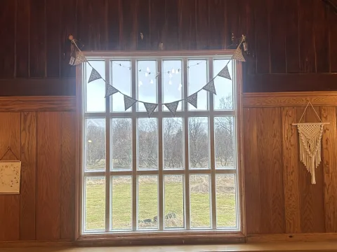 Mynd af glugganum inn í matsal 