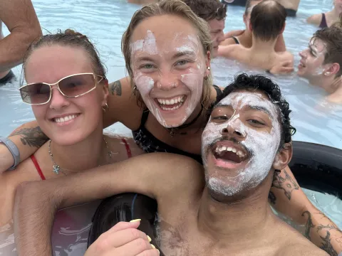 þrjú ofaní bláa lóninu og með maska á andlitinu