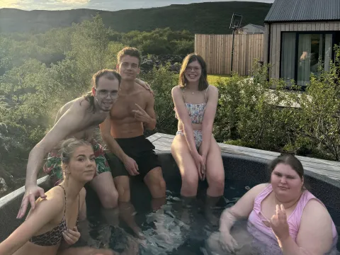 mörg í pottapartý í fallegu veðri