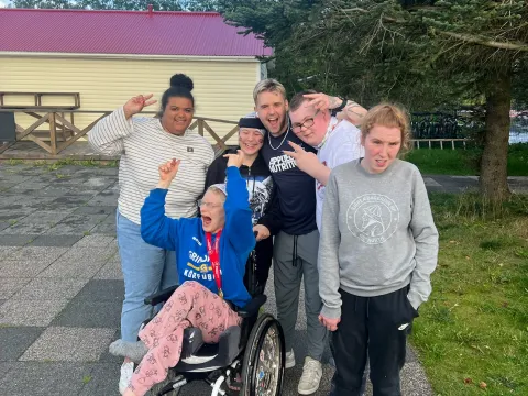 hópmynd á leiksvæði Reykjadals þar sem öll eru brösandi