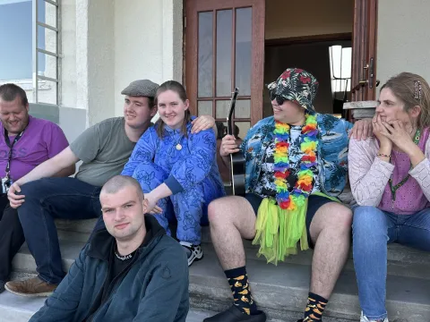 Flottur hópur gesta sitjandi í tröppum