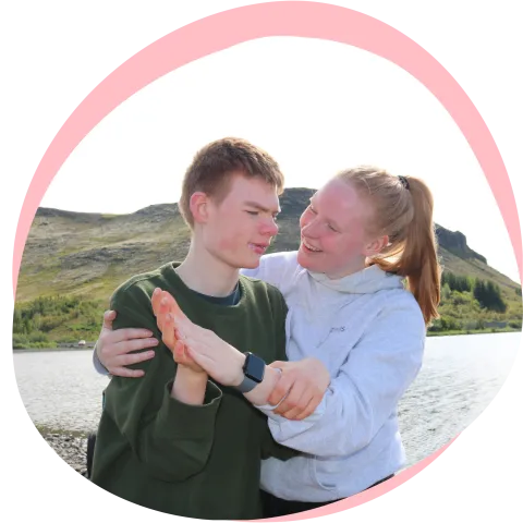 Strákur og stelpa að gefa fimmu við Hafravatn