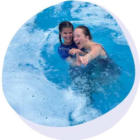 Tvær vinkonur í froðu-sundi