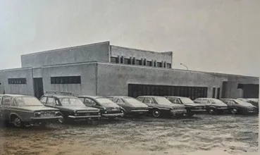 Svart-hvít ljósmynd af bílum fyrir utan Æfingastöðina Háaleitisbraut