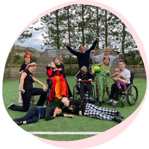 Vinir í fótbolta á sparkvöllinum