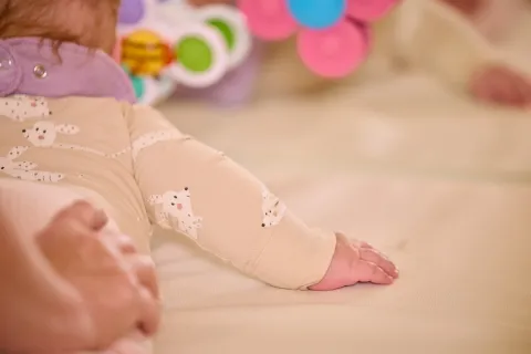 barns sem liggur á maga