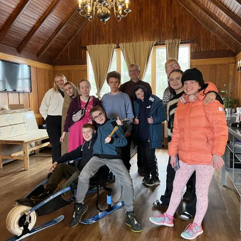 Hópmynd af Gló ungmennaráði 2023 í matsalnum í Reykjadal