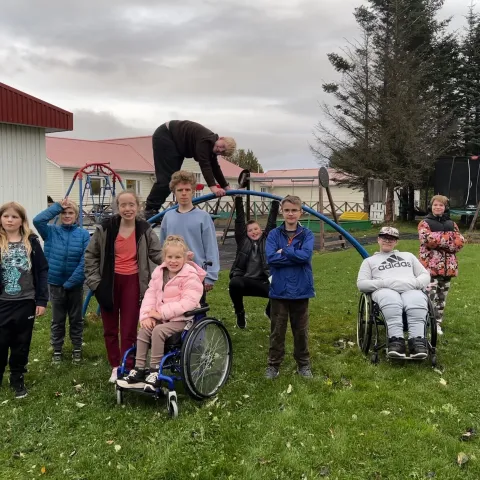 Hópmynd af Gló ungmennaráði 2022 á leiksvæði Reykjadals