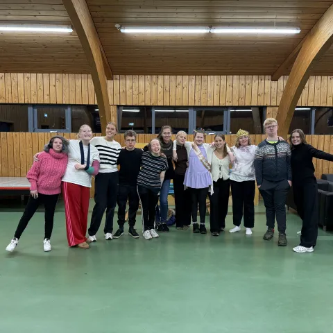 Hópmynd af Gló ungmennaráði 2025 í salnum í Reykjadal