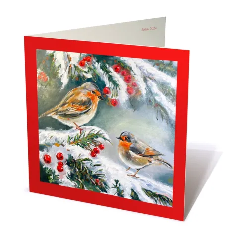 Tveir smáfuglar á snæviþöktum grein með rauðum berjum.