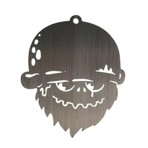 Málmklippa af skeggjuðum höfði með húfu.