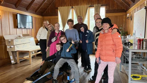 Hópmynd af Gló ungmennaráði 2023 í matsalnum í Reykjadal