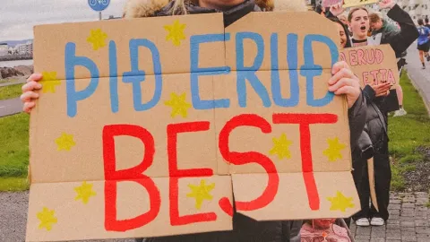 woman holding sign saying you are the best